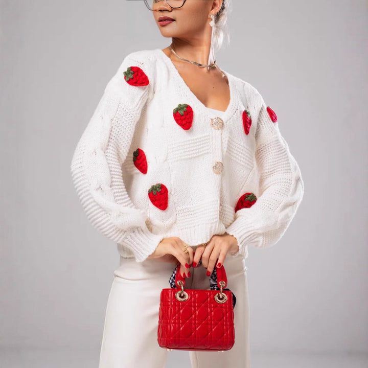 Damen Kurzgeschnittene Strickjacke mit V‑Ausschnitt und gehäkelten Erdbeerapplikationen – Veloura