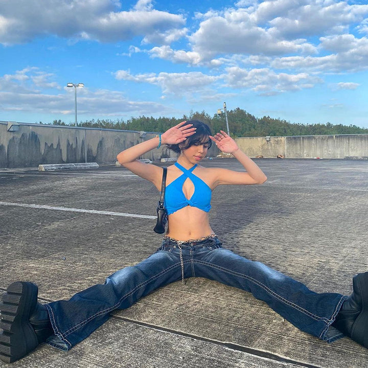 Damen nan tiefsitzende Schlagjeans mit ausgestelltem Bein, dekorativer Metallkette und klassischem Fünf-Taschen-Design Echo Archiv
