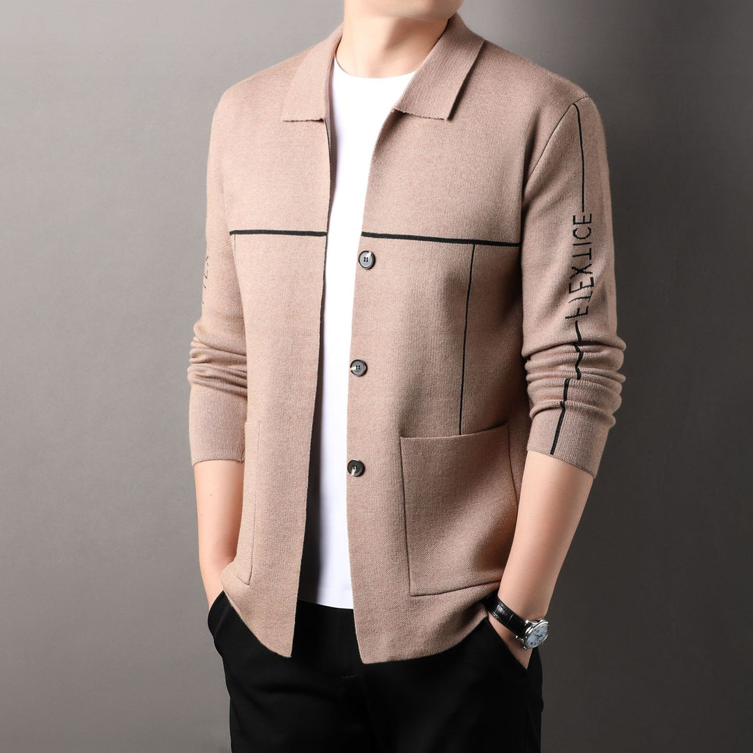 Herren modische Strickjacke mit hohem Kragen und eleganten Knöpfen Echoarchiv