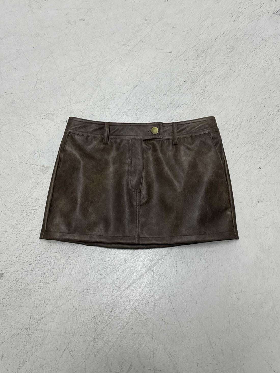 Damen modischer Kunstleder Minirock mit praktischem Gürteldetail – Élara
