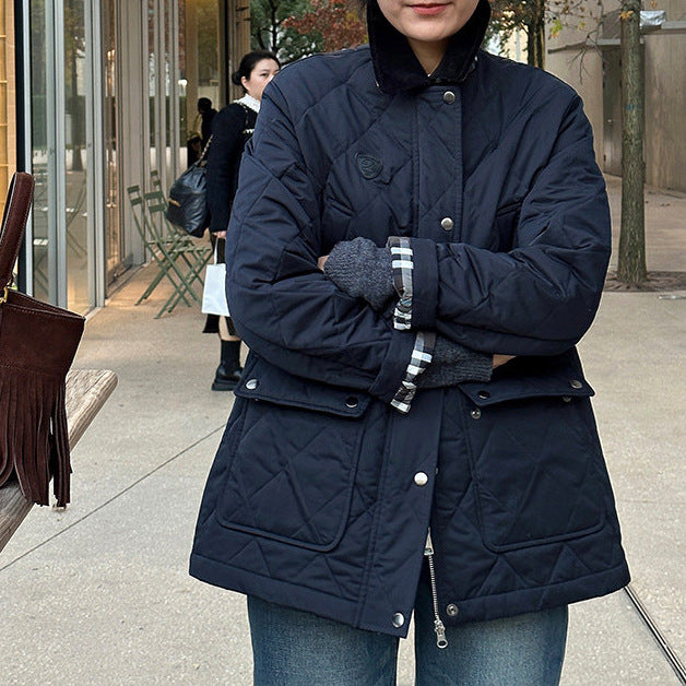 Damen Modische Steppjacke mit hochgeschlossenem Kragen und großen Taschen Echoarchiv