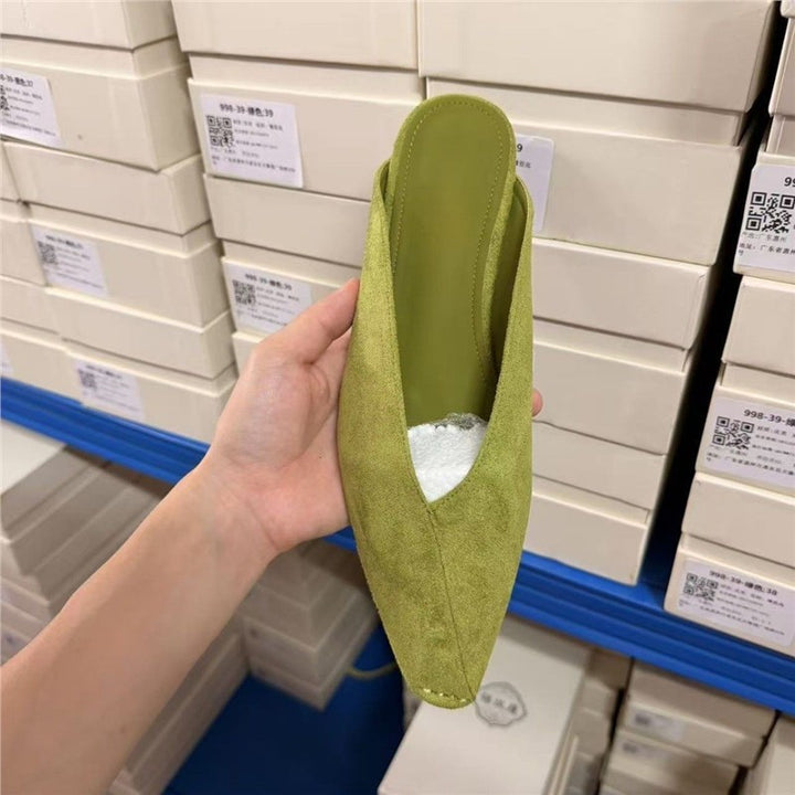 Damen Spitz zulaufende Wildleder‑Mules mit V‑Ausschnitt und flacher Komfortsohle – Avérine