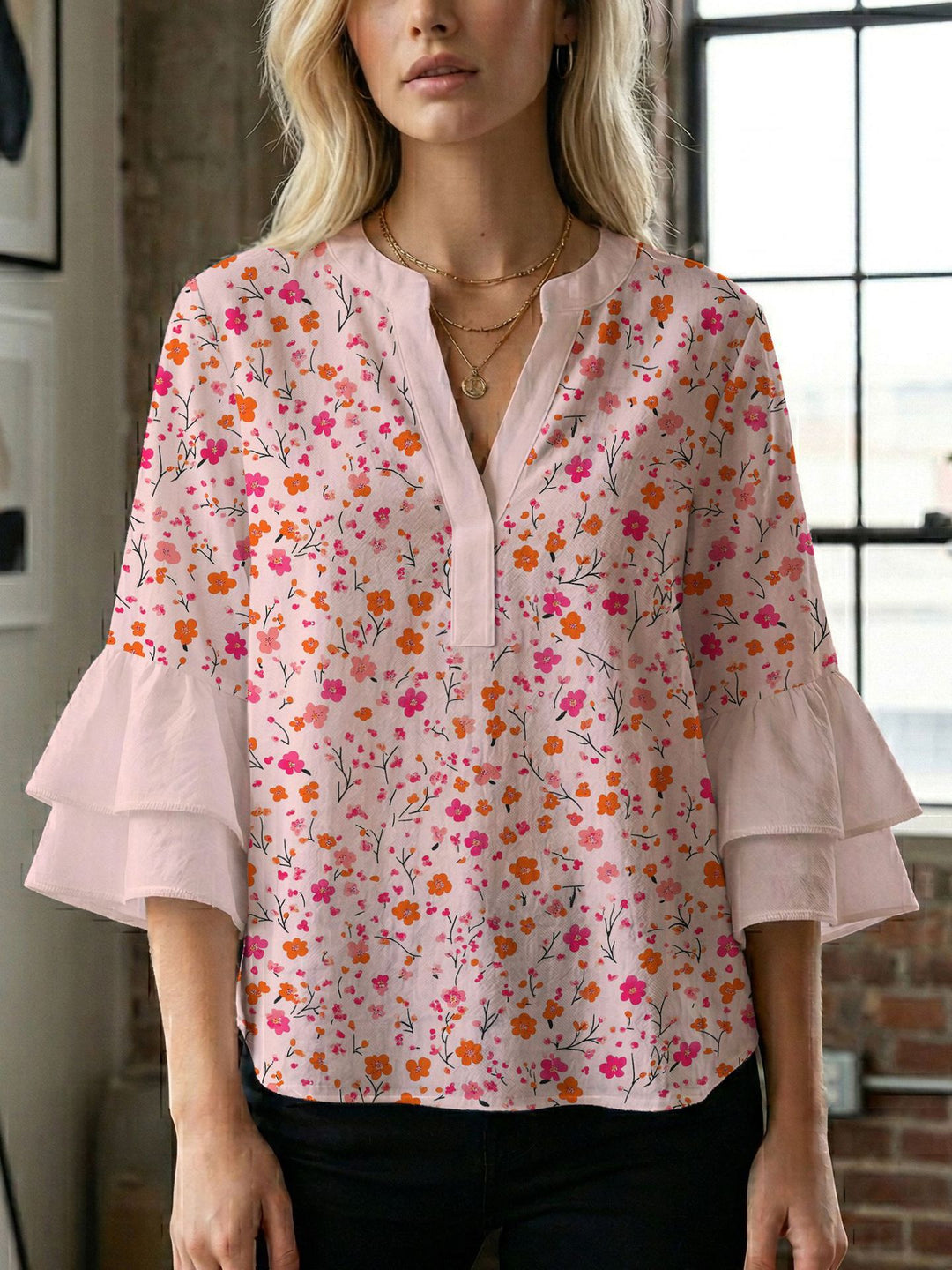 Damen Blusenshirt mit voluminösen Ärmeln und kreativem Druckdesign Echo Archiv