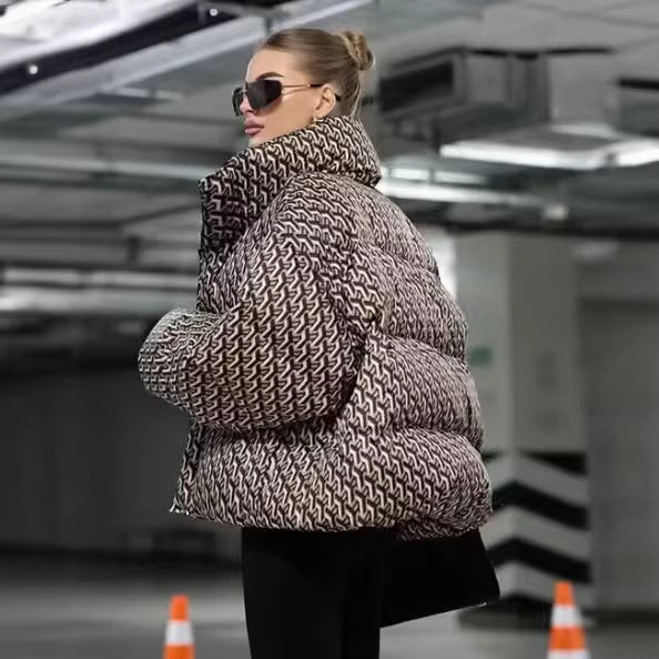 Damen Gemusterte Steppjacke mit hohem Stehkragen und leichter Daunenoptik Echoarchiv