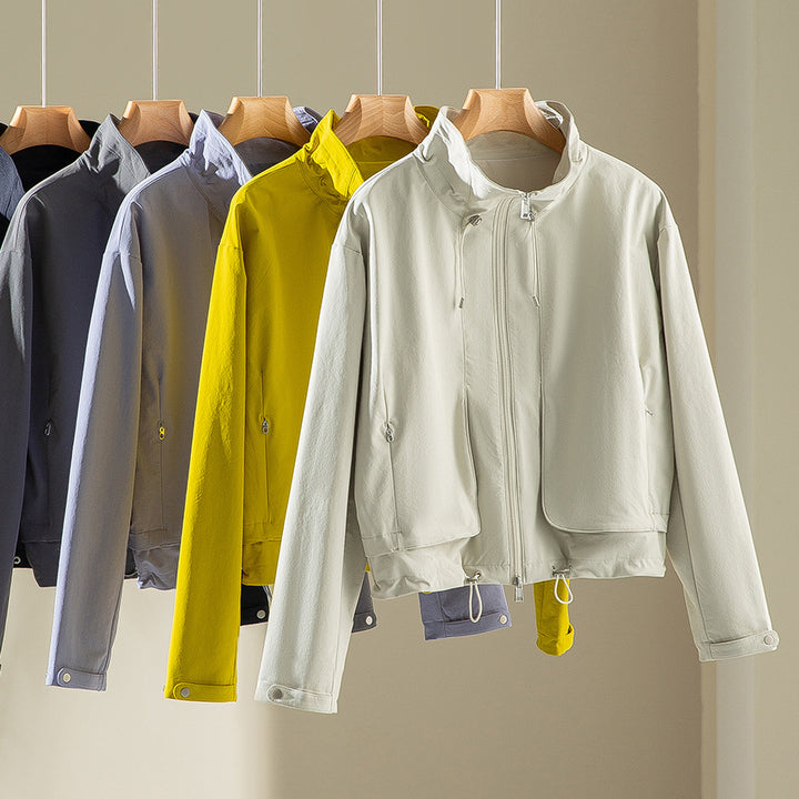 Damen Leichte Kurzjacke mit hohem Kragen, Tunnelzug und aufgesetzten Taschen Echoarchiv