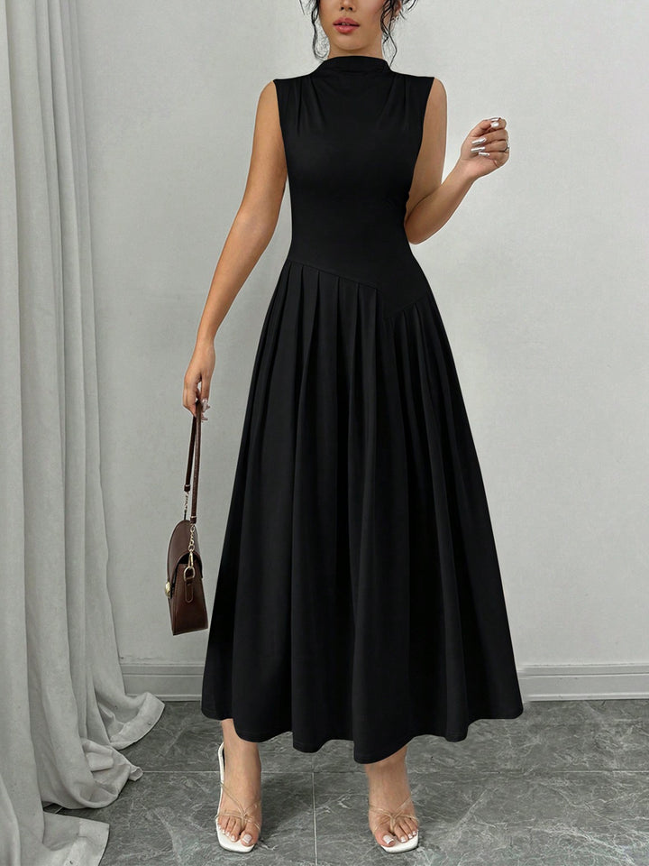 Damen Ärmelloses Maxikleid mit hohem Stehkragen, tailliertem Oberteil und plissiertem Rock – Avérine