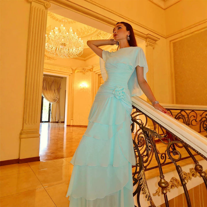 Damen Fließendes Stufenvolant-Abendkleid mit taillierter Drapierung Echoarchiv