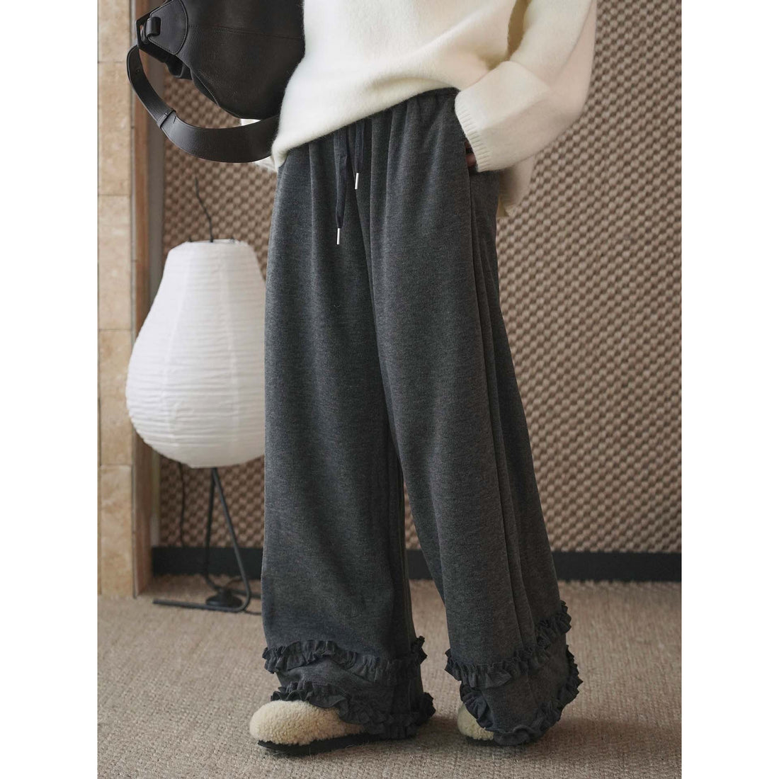 Damen Weite Loungewear-Hose mit Elastbund, Tunnelzug und Volant-Detail Echoarchiv