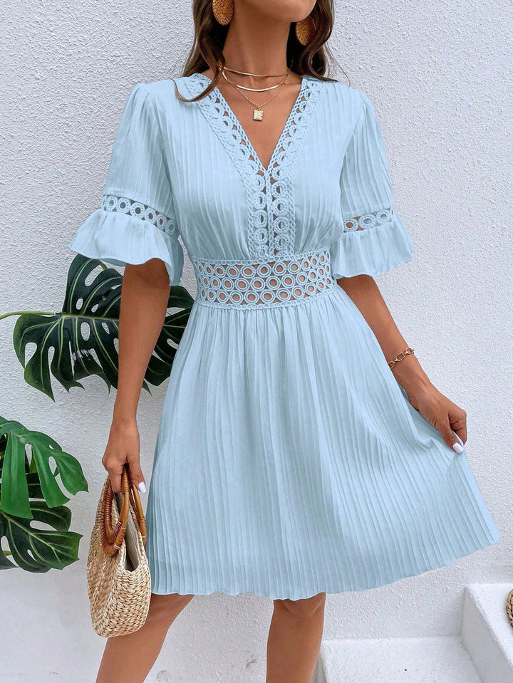 Damen Midikleid mit Plissee, Spitzeneinsatz in der Taille und Volantärmeln Echo Archiv