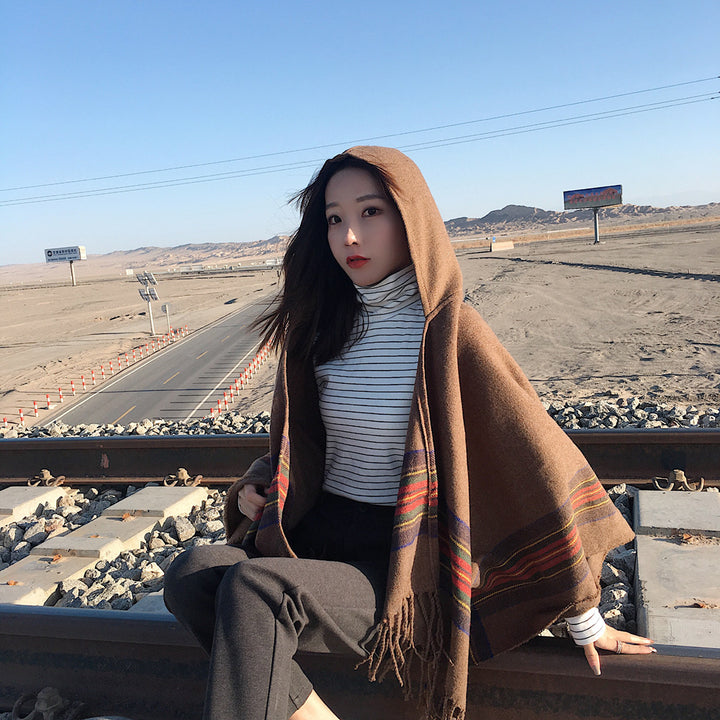 Damen Kapuzen‑Capeponcho im Tartanmuster mit Fransensaum aus weichem Wollmix – Montévia