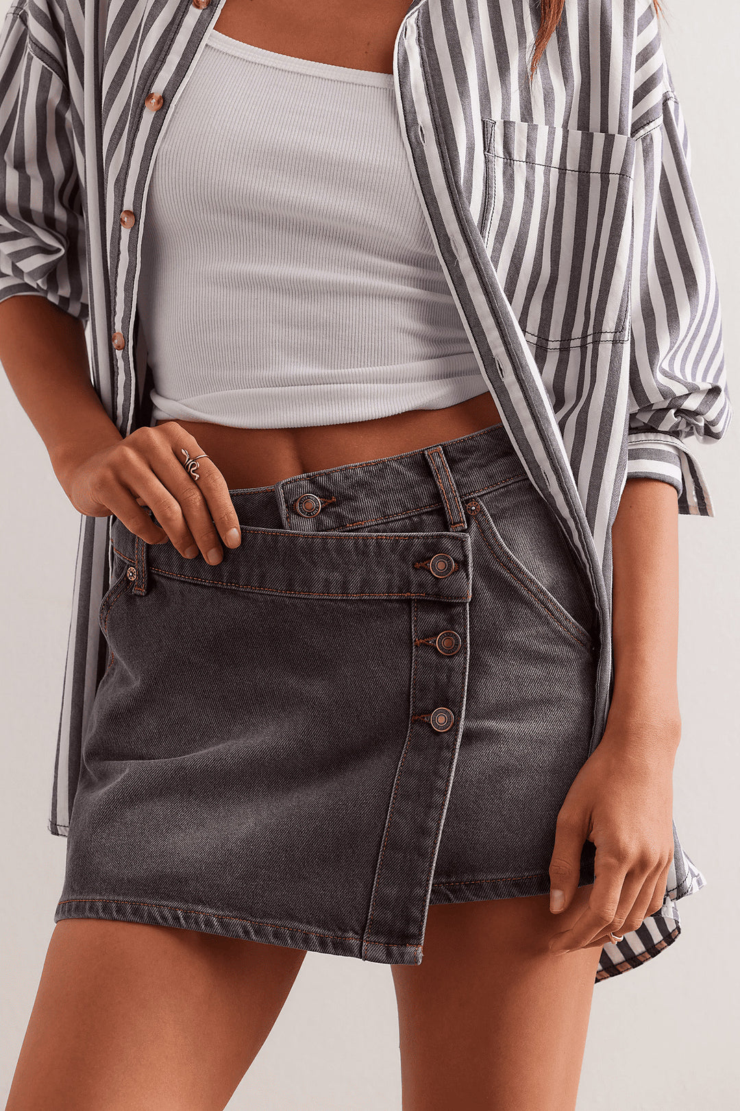 Damen modischer A-Linien-Denimrock mit asymmetrischem Knopfdesign und praktischen Taschen Echo Archiv