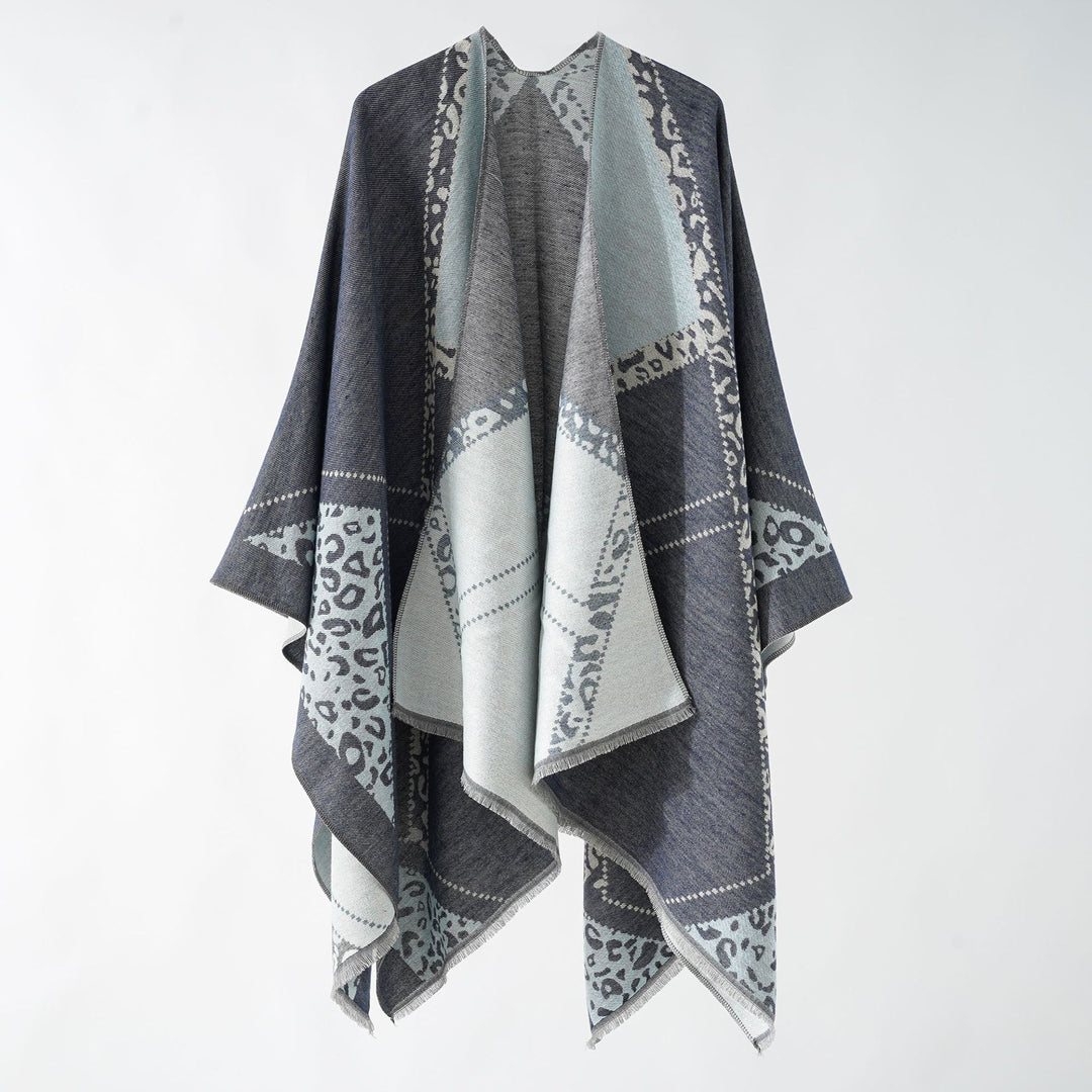 Damen Großer Double-Face Jacquard-Umhang mit Animal-Patch und feinem Fransensaum – Célinea