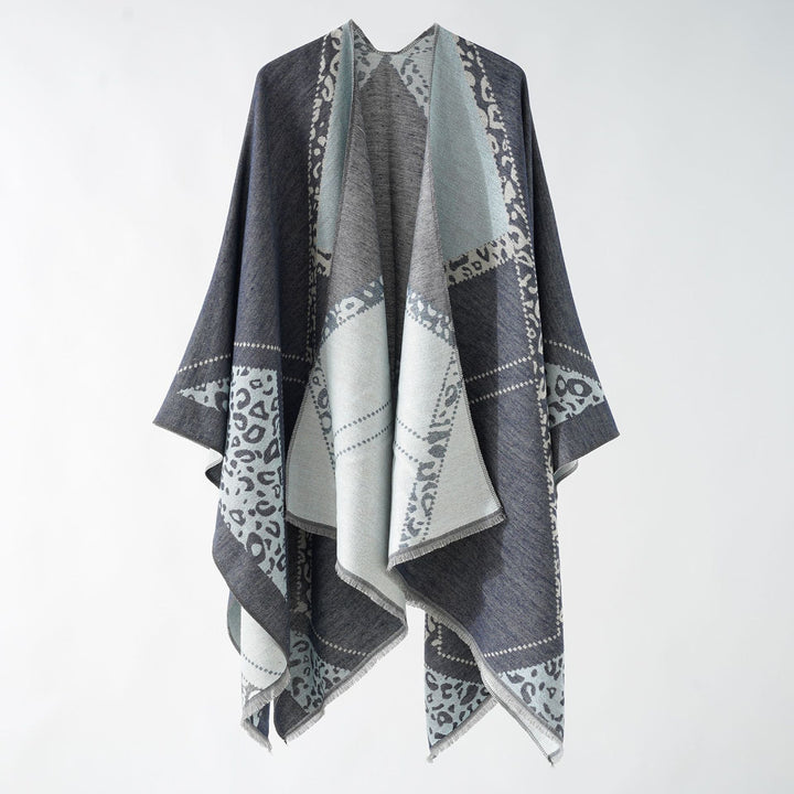 Damen Großer Double-Face Jacquard-Umhang mit Animal-Patch und feinem Fransensaum – Célinea