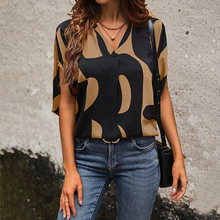 Damen Legeres Viskose-Blusenshirt mit abstraktem Print, V-Ausschnitt und überschnittener Kurzarm – Élovi