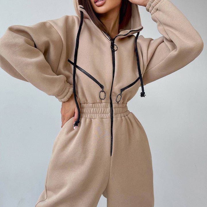 Damen taillierter Kapuzen-Jumpsuit mit elastischem Bund und markanten Kontrast-Reißverschlüssen – Solévia