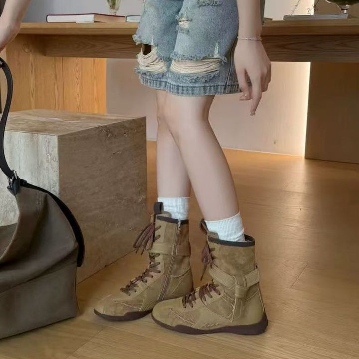 Damen Schnür-Ankleboots mit dekorativer Ziernaht, Riemenverschluss und markanter Profilsohle – Varelle