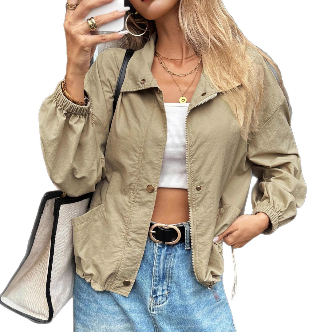 Damen Leichte Utility-Bomberjacke mit Kordelzug, Gummibündchen und aufgesetzten Taschen – Avérine