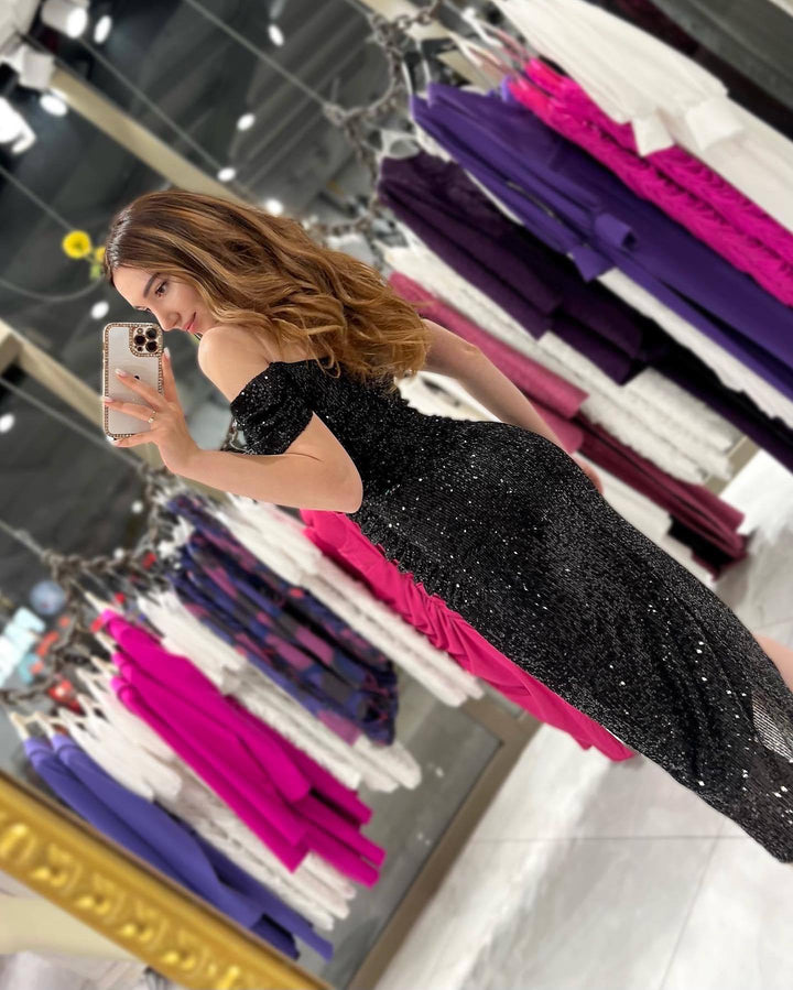 Damen Glamouröses Abendkleid mit funkelndem Paillettenbesatz Echo Archiv
