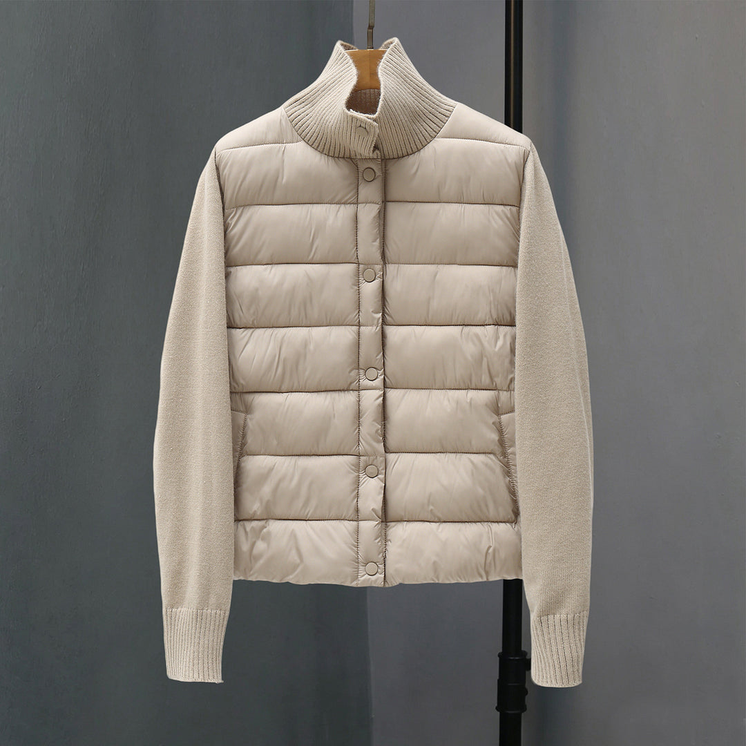Damen gesteppte Hybridjacke mit wattierter Frontpartie, Feinstrickärmeln und hohem Rippenkragen – Célinea