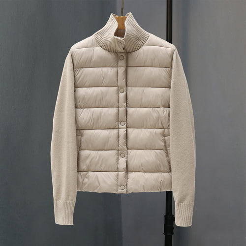 Damen gesteppte Hybridjacke mit wattierter Frontpartie, Feinstrickärmeln und hohem Rippenkragen – Célinea