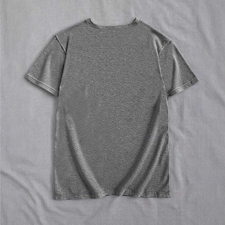 Damen T-Shirt mit künstlerischem Schmetterlingsdesign und herzförmigem Akzent Echo Archiv