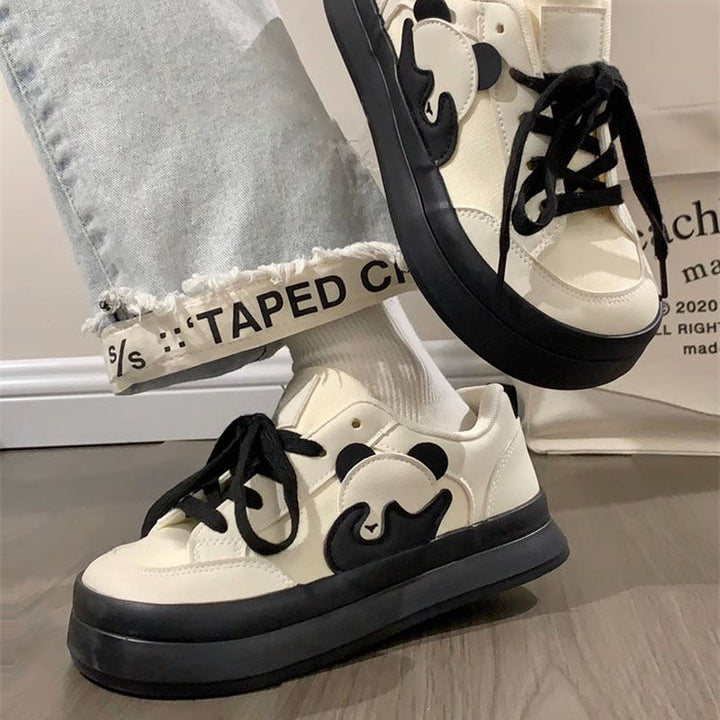 Damen Retro-Canvas-Plateau-Sneaker mit markanter Gummisohle und Logo-Detail – Névara