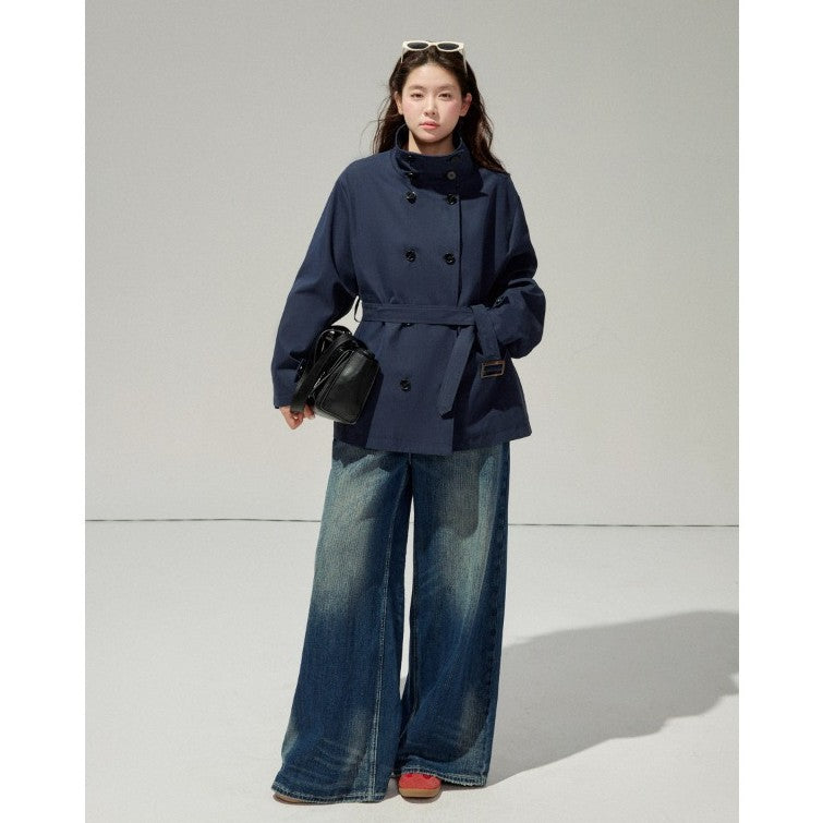 Damen Kurztrenchcoat mit taillierendem Gürtel und doppeltreiher Knopfleiste Echoarchiv