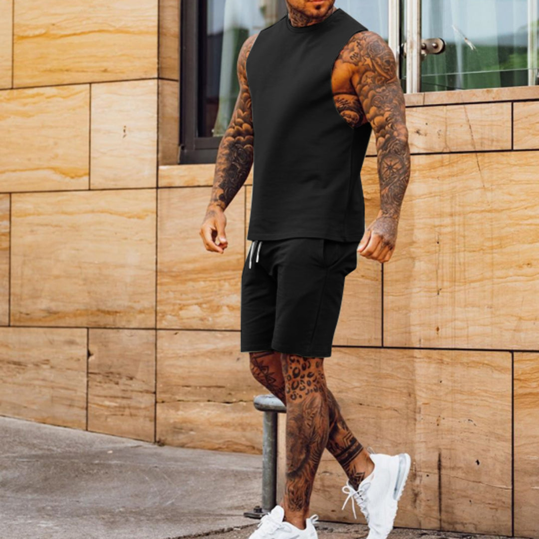 Herren sportliches Training Outfit mit ärmellosem Oberteil und Shorts Echoarchiv