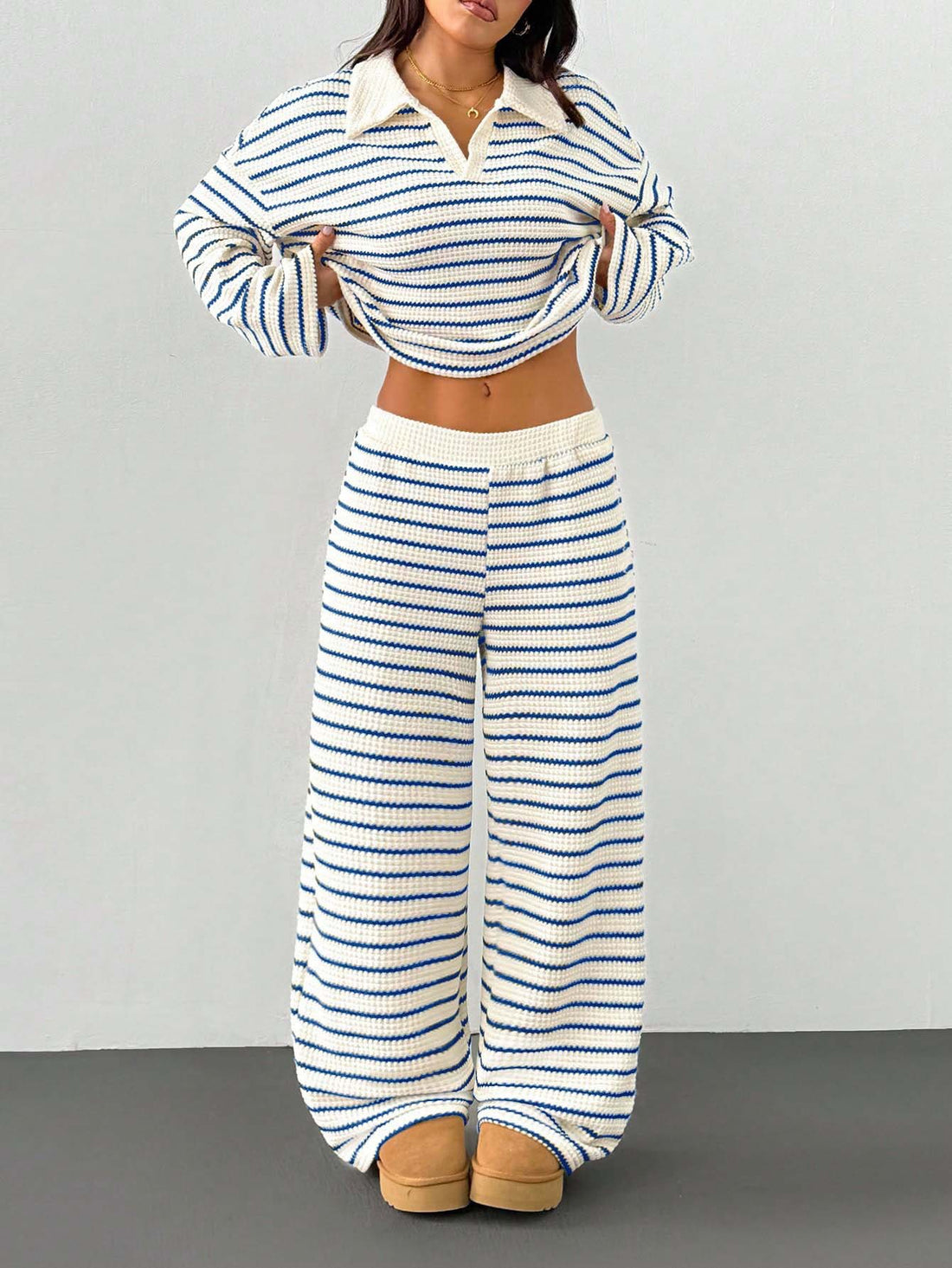 Damen Gestricktes Loungewear-Set mit Polo‑V‑Ausschnitt, Glockenärmeln und weitem, hochgeschnittenem Hosenbein Echo Archiv