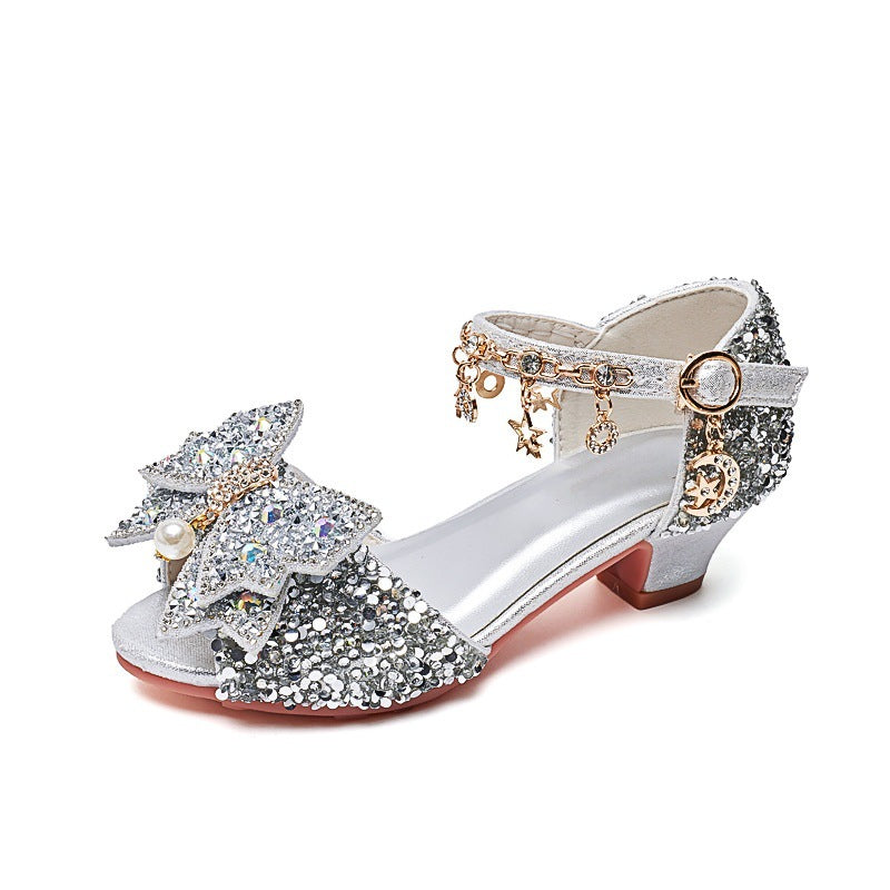 Mädchen Elegante und funkelnde Sandalen mit großen Schleifen Echo Archiv