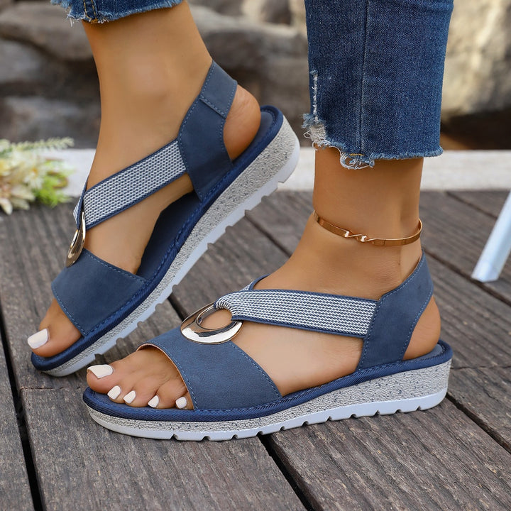 Damen Bequeme Keil‑Sandalen mit Zehensteg, elastischem Riemen und dekorativem Metallring – Sorelia