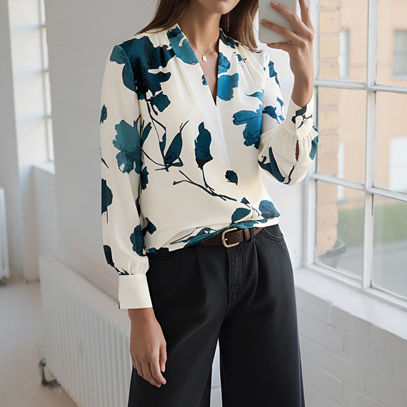 Damen Watercolor-Bluse mit V-Ausschnitt, Plissée-Schulter und legerer Wickeloptik Echoarchiv