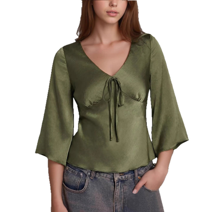 Damen Satinierte Bluse mit V‑Ausschnitt, geraffter Büstenteil und ausgestellten 3/4‑Ärmeln – Avérine