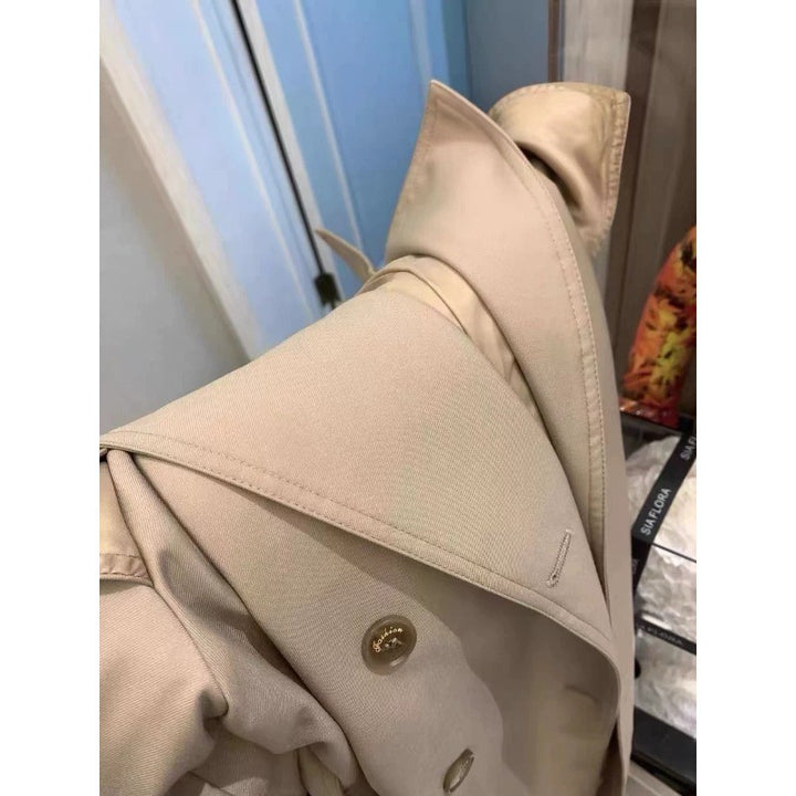 Damen Eleganter Midi-Trenchcoat mit Oversize-Schulterklappe, gerafften Ärmeln und taillierendem Bindegürtel Echoarchiv