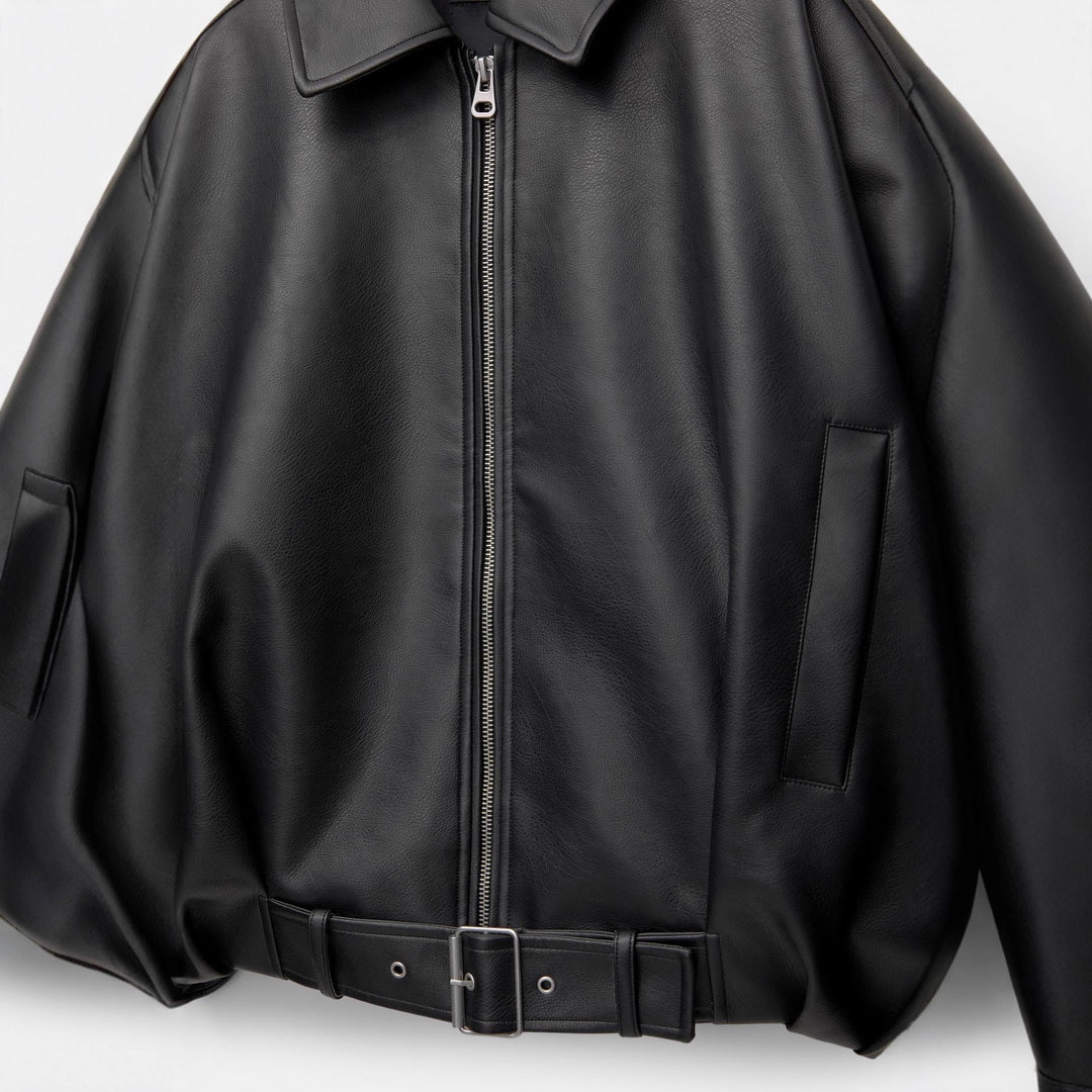 Damen nan kurz geschnittene Kunstlederjacke mit durchgehendem Reißverschluss und taillierendem Gürtel Echo Archiv