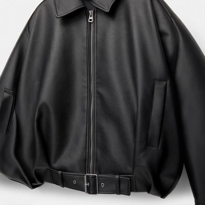 Damen nan kurz geschnittene Kunstlederjacke mit durchgehendem Reißverschluss und taillierendem Gürtel Echo Archiv