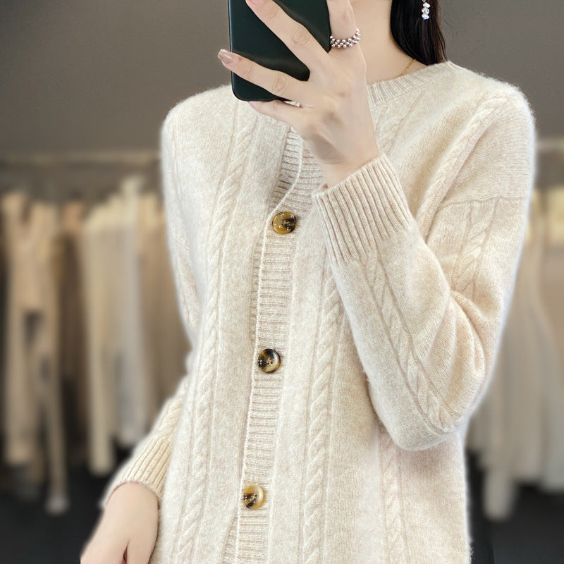 Damen Kaschmirähnlicher Zopfmuster‑Cardigan mit Rundhals und Hornoptikknöpfen Echoarchiv