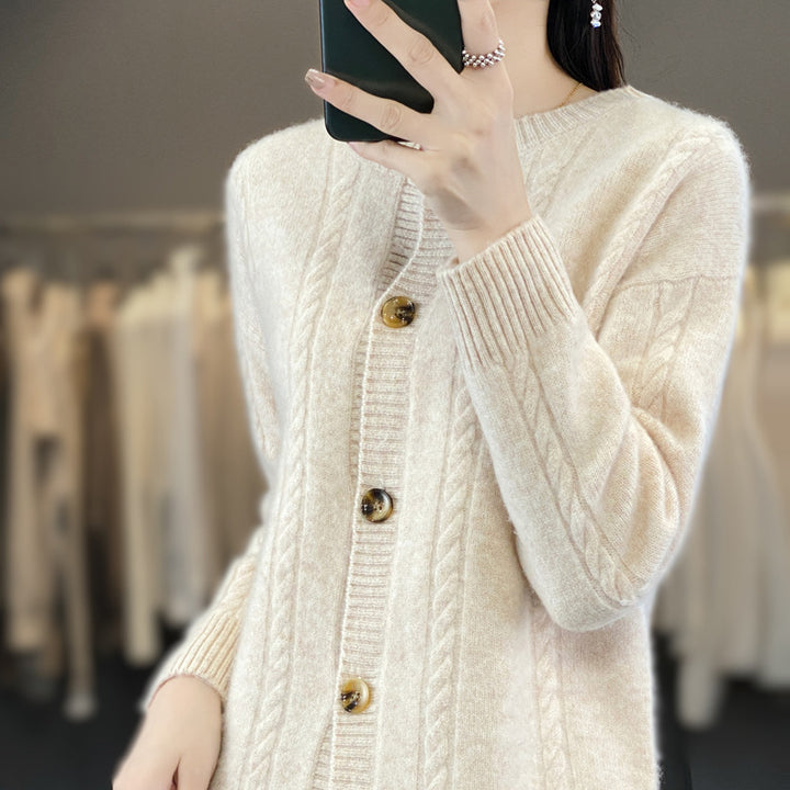 Damen Kaschmirähnlicher Zopfmuster‑Cardigan mit Rundhals und Hornoptikknöpfen Echoarchiv