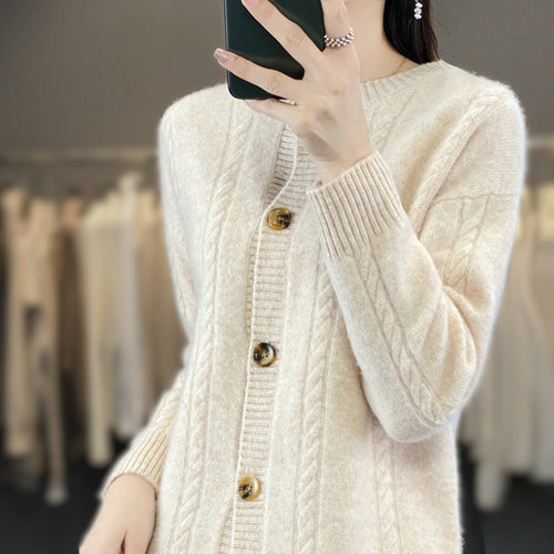 Damen Kaschmirähnlicher Zopfmuster‑Cardigan mit Rundhals und Hornoptikknöpfen Echoarchiv