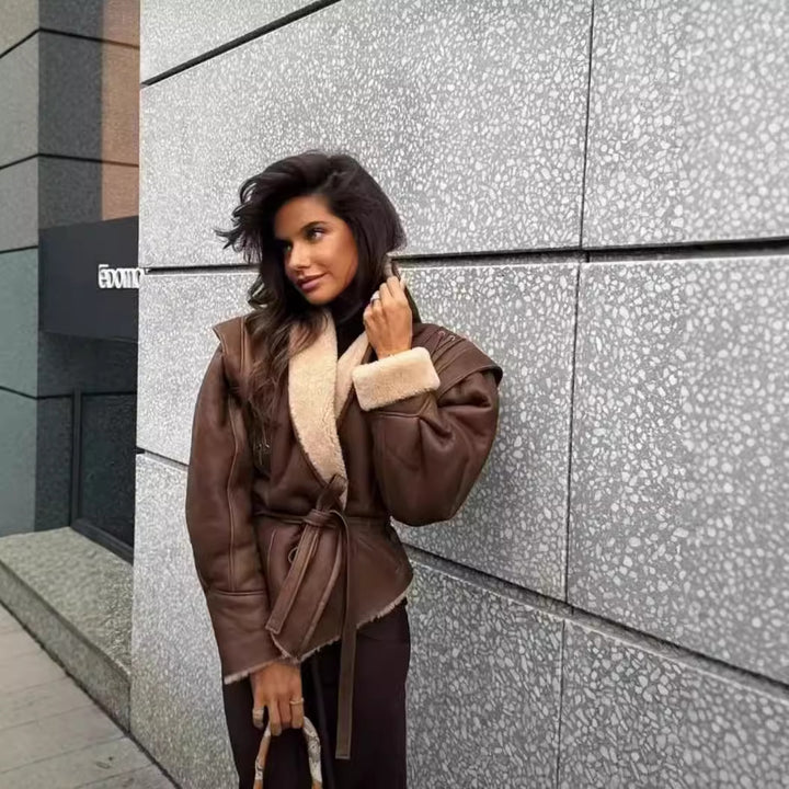 Damen nan taillierte Kunstlederjacke mit Sherpa-Futter, Wickelgürtel und seitlichen Schnürdetails Echo Archiv