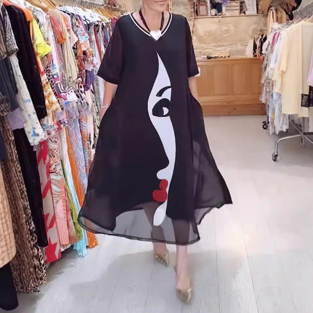 Damen nan luftiges Chiffon-Maxikleid mit grafischem Gesichtsprint, V-Ausschnitt und seitlichen Eingrifftaschen Echo Archiv