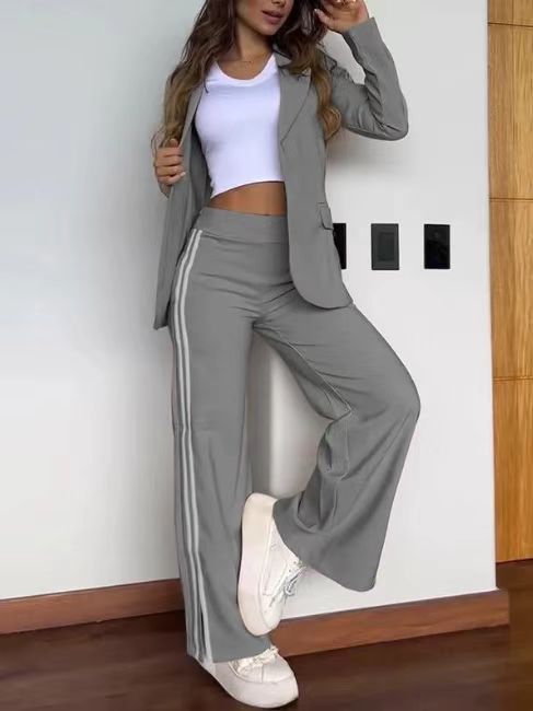 Damen nan sportlich-elegantes Zweiteiler-Blazer-Set mit tailliertem Blazer und weitem Jogginghosen‑Schnitt samt Seitenstreifen Echo Archiv