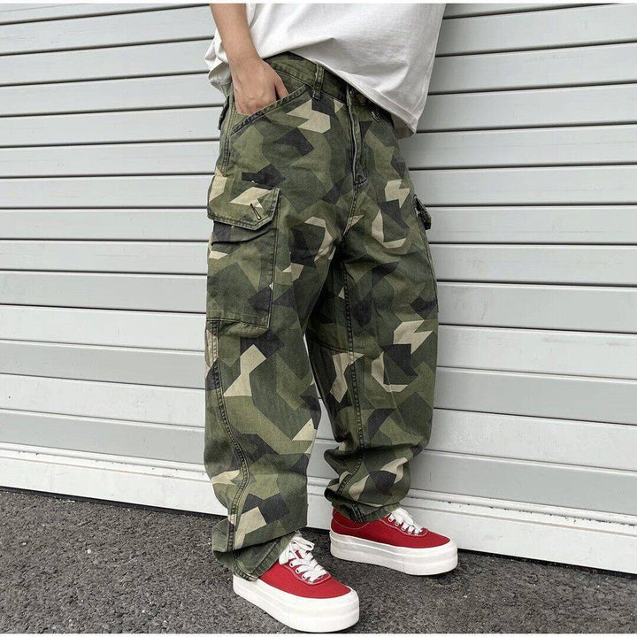 Herren Cargohose mit modernem Camouflage-Muster Echoarchiv