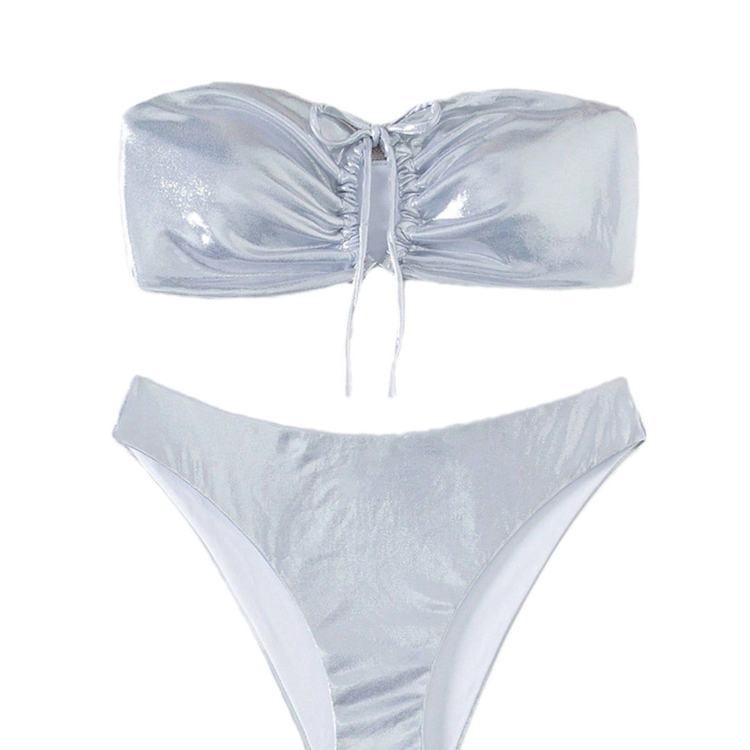 Damen Bandeau-Bikini mit glänzendem Oberteil und hohem Beinausschnitt Echo Archiv