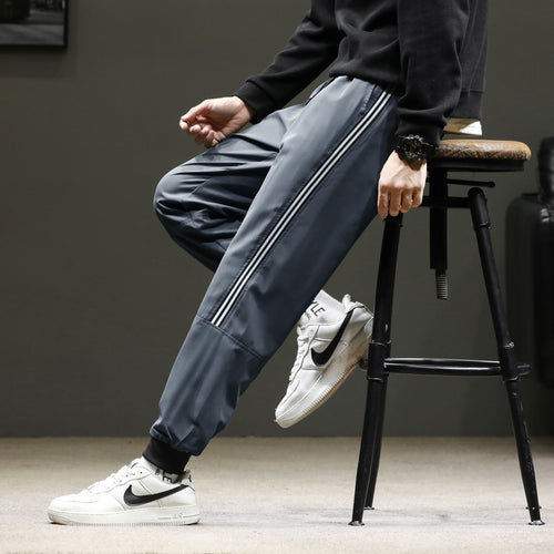 Herren Sportliche Nylon-Joggerhose mit elastischem Bund und seitlichen Kontraststreifen Echo Archiv