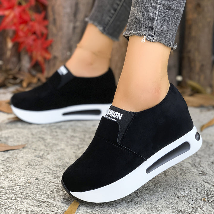 Damen Slip-On Wedge-Sneaker mit verstecktem Keil, Microvelours-Obermaterial und seitlicher Luftkammer Echo Archiv