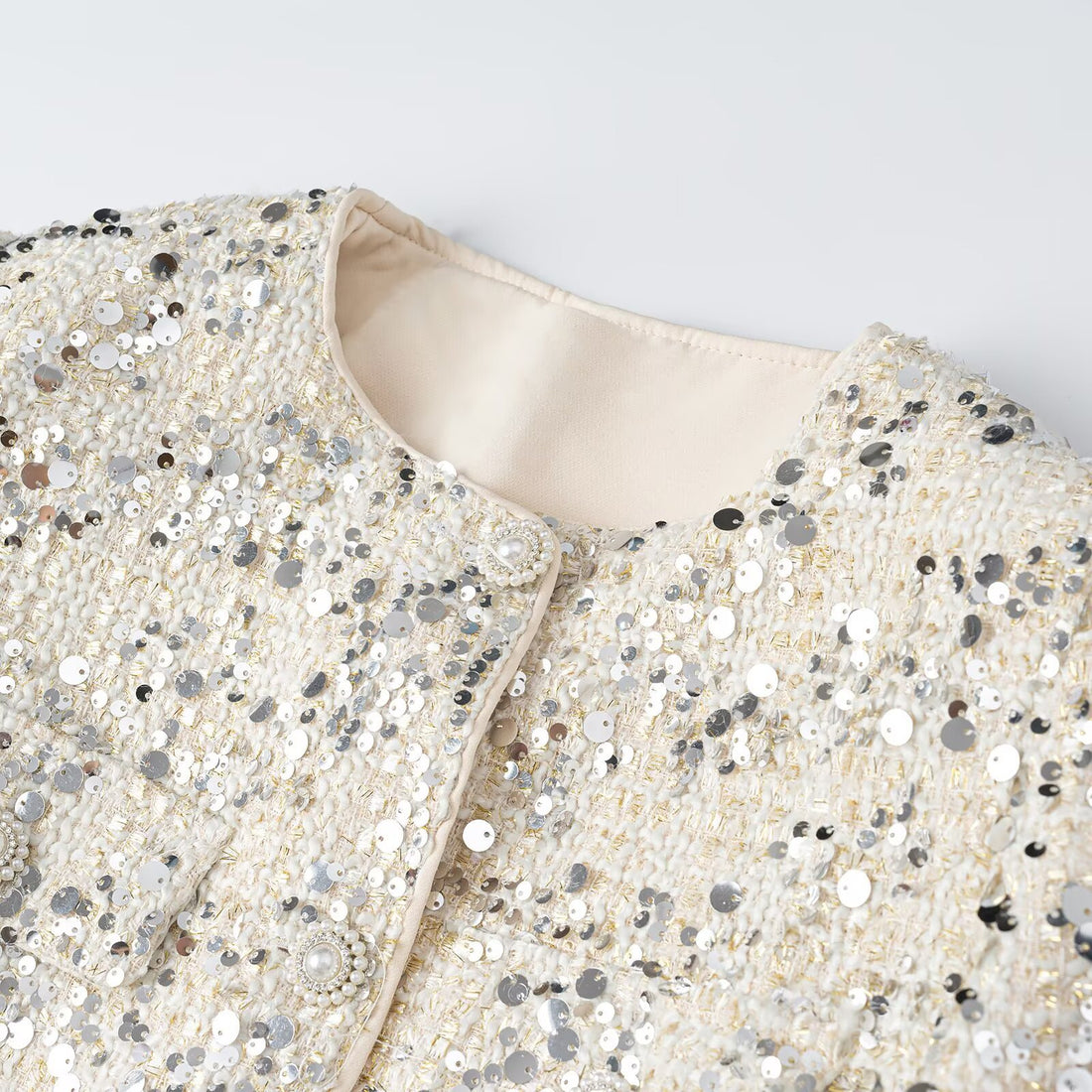 Damen Kurzjacke aus Bouclé mit Paillettenbesatz, Zierperlenknöpfen und Taillengürtel Echoarchiv