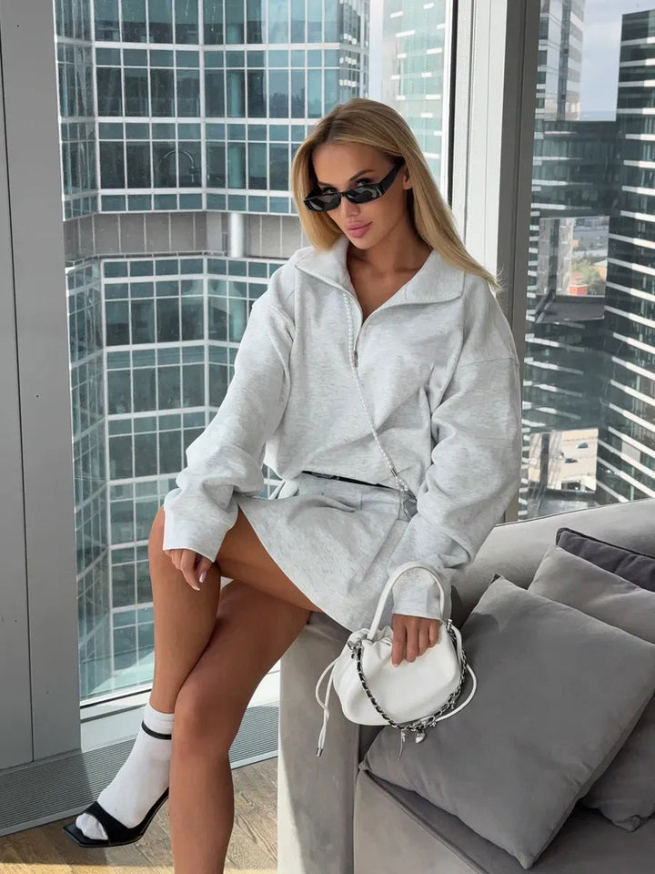 Damen Oversized Sweatkleid mit halbem Reißverschluss und Stehkragen – Avérine