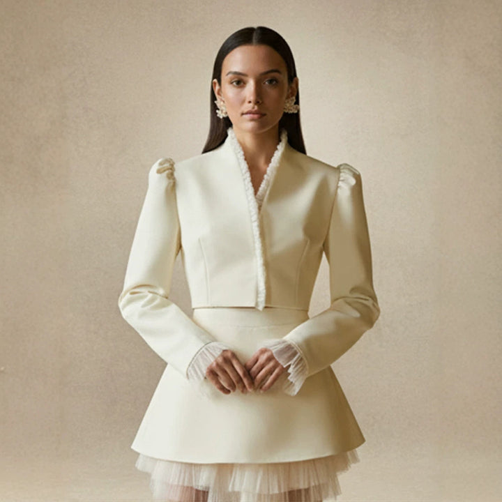 Damen Kurzblazer mit taillierter Cropped-Silhouette, gerafften Schultern und zarten Tüllmanschetten Echoarchiv