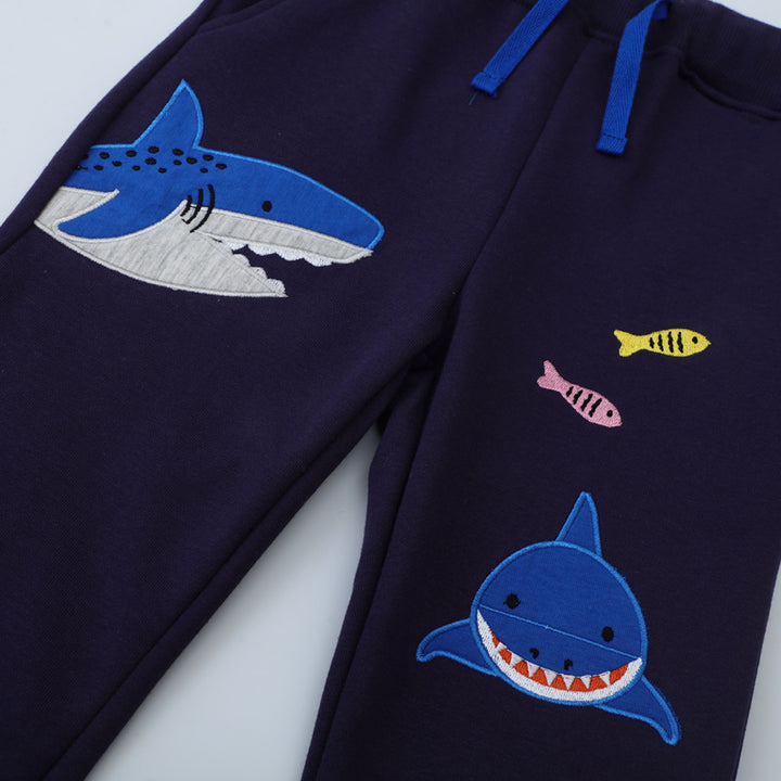 Jungen Sweatpants mit niedlichem Haifischmotiv Echo Archiv